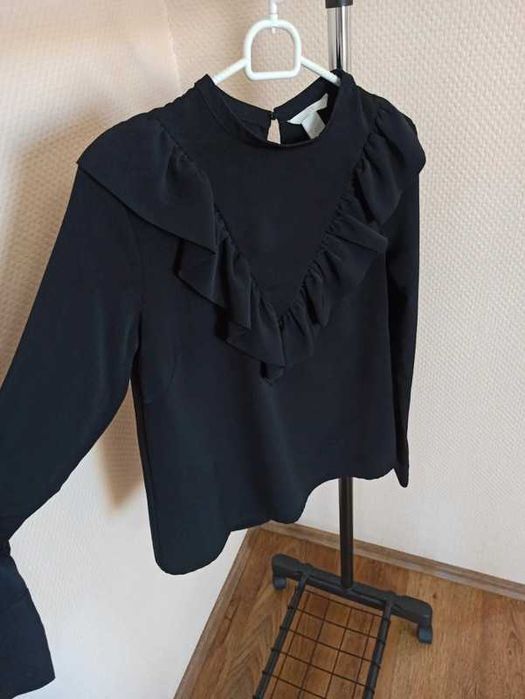 Śliczna bluzka z ozdobną falbanką