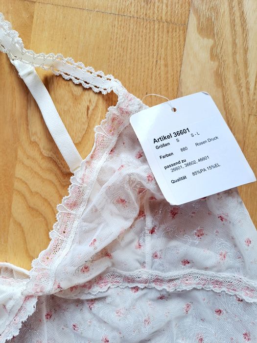 Komplet pięknej bielizny koszulki w różyczki