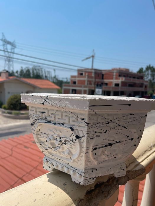 Vasos e pilar para decoração de jardim