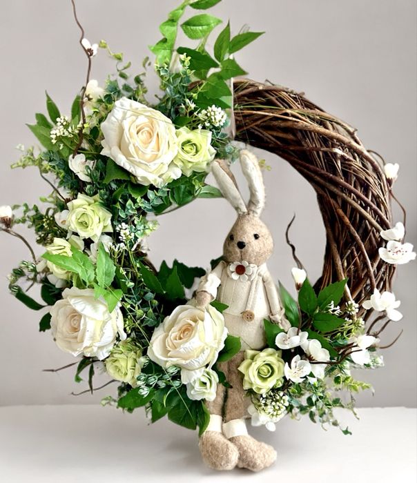 Wianek wiklinowy wiosenno wielkanocny na drzwi z królikiem 53 cm