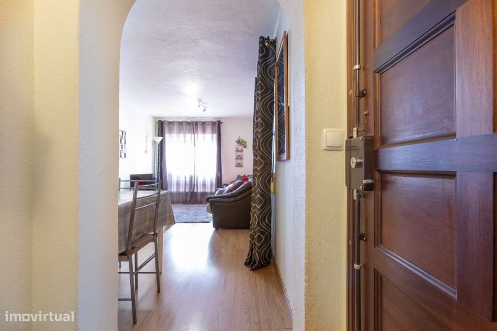 Apartamento T1 com cozinha separada e luz natural