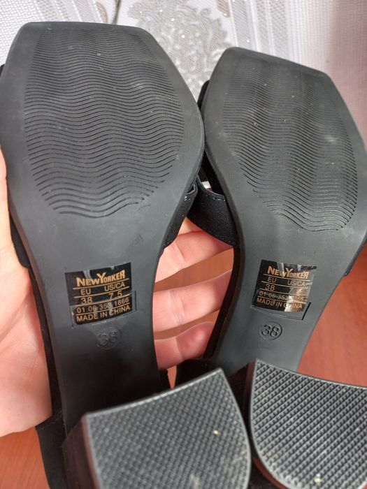 Нові босоніжки на каблучку