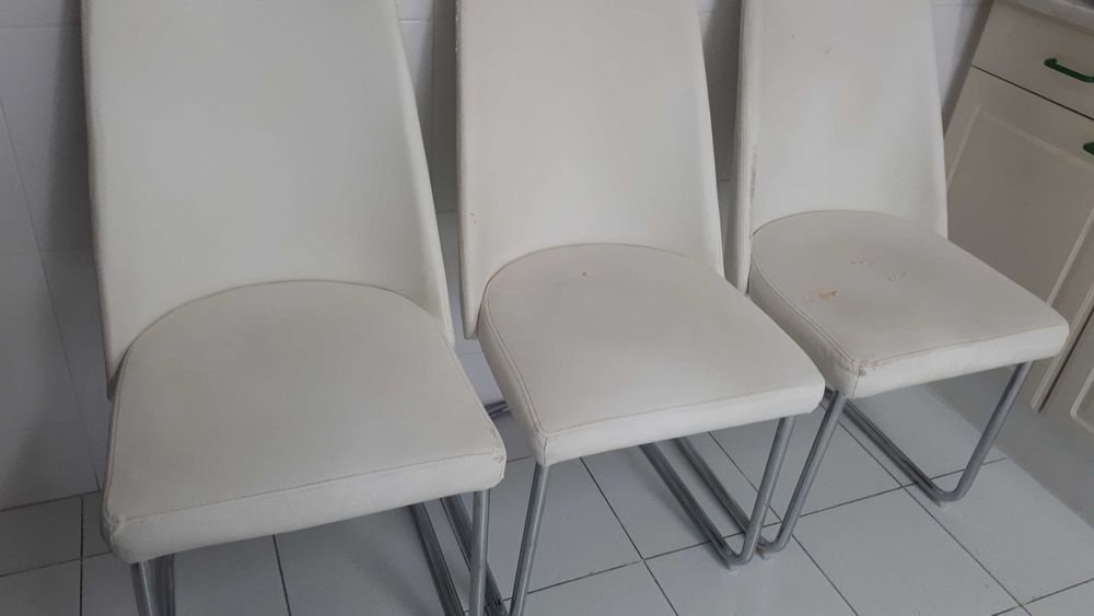 Cadeiras almofadadas em pele com pés metálicos 3 unidades