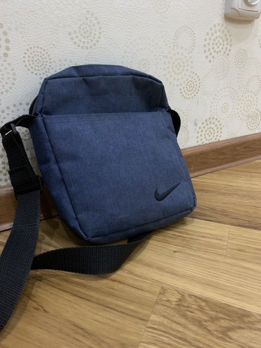Сумка найк оріг без бірок залі трошки порвана  коштує 300 грн з торгом