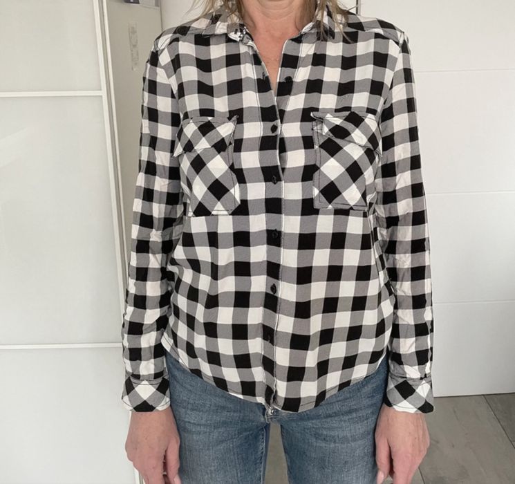 Must-have w kratę – biało-czarna koszula Bershka, rozmiar XS