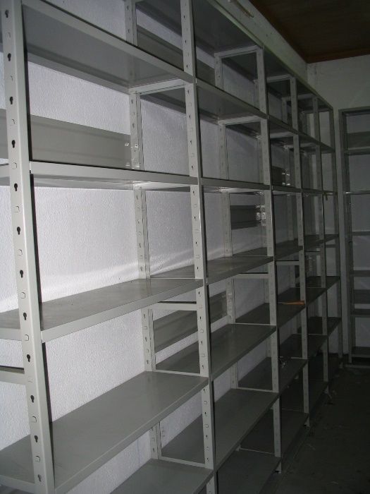 Estantes Metálicas p/ Arquivo / Armazém e Bancadas de Trabalho