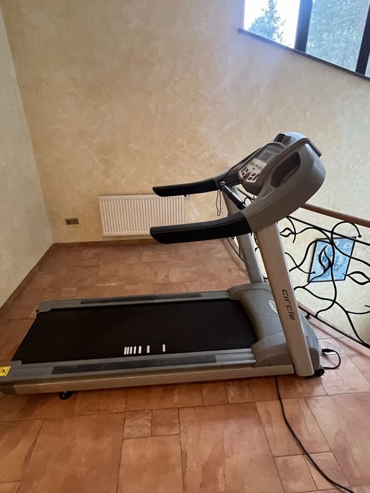 Спортивне обладнання. Тренажери. Бігова доріжка. Орбітрек.