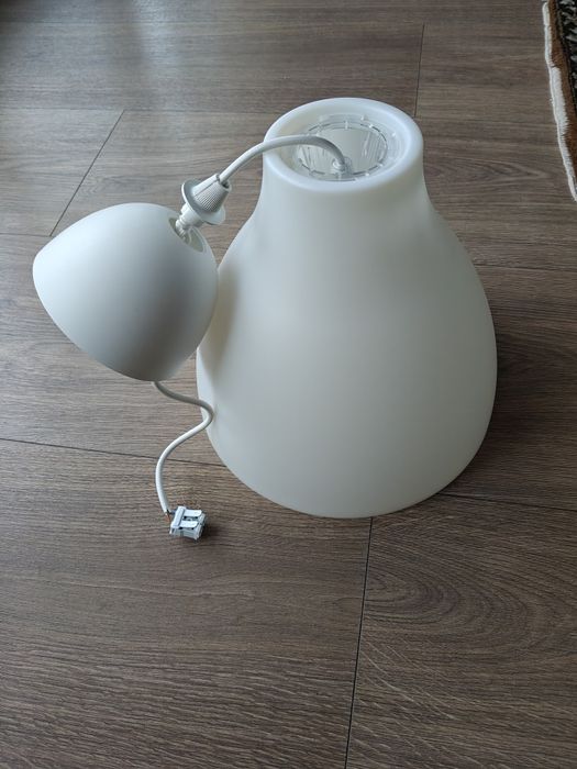 Biała lampa IKEA