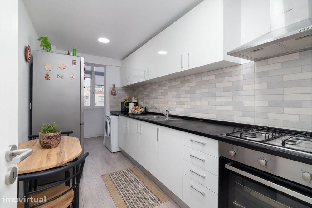 Fantástico Apartamento T2 Renovado em Seixal com Varanda e Elevador — Seixal, Arrentela E Aldeia De Paio Pires, Setúbal
