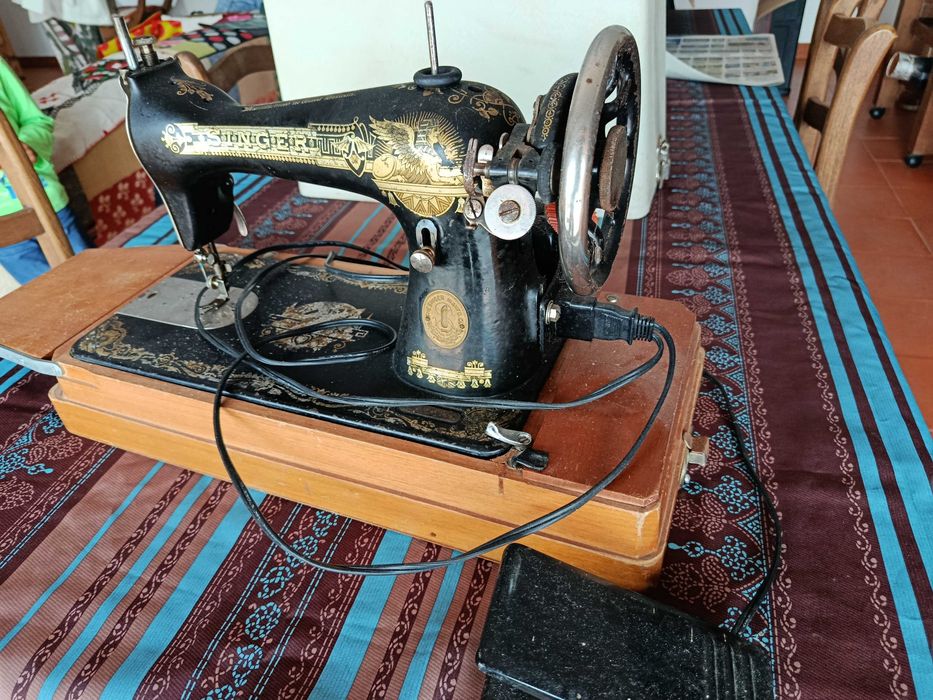 Maquina costura antiga Singer em bom estado com caixa e electrificação - utilizavel