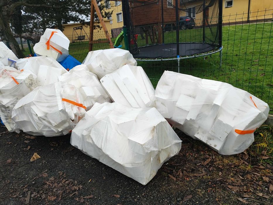 Kawałki styropianu elewacyjnego