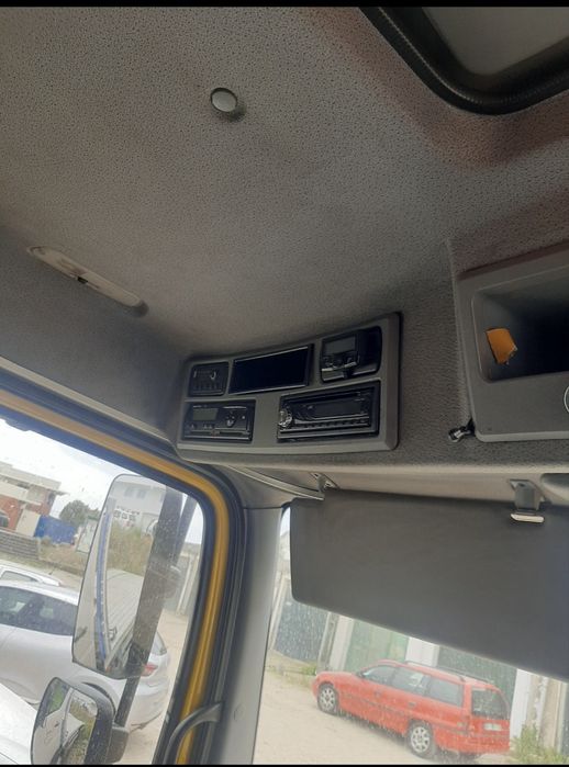 Mercedes Atego 818 Pronto Socorro tranporta 3 Carros.