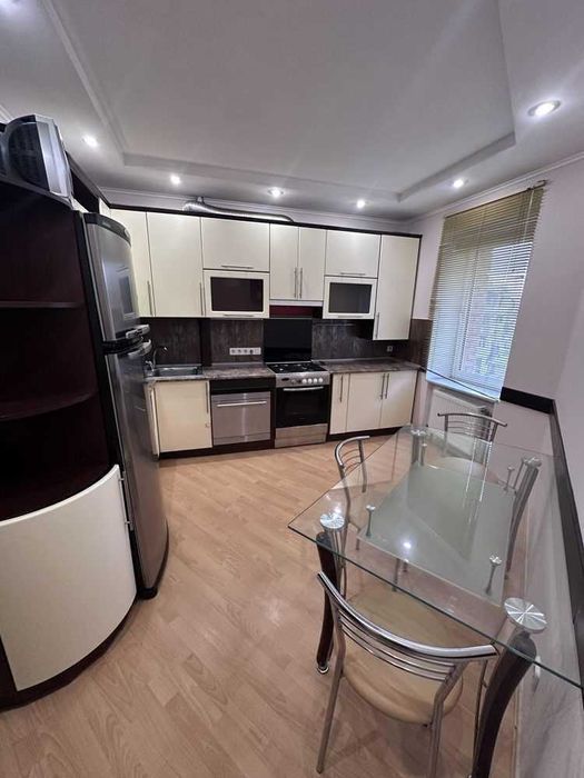 Трикімнатна квартира з індивідуальним опаленням — Поділ!