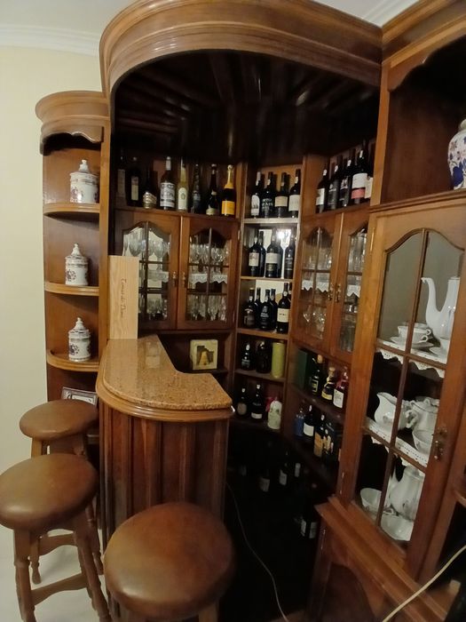 Móvel de sala e 3 bancos
