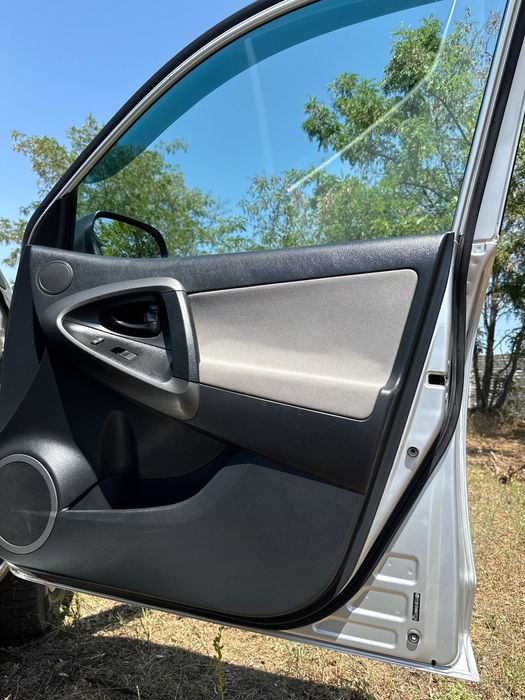 Продам сімейне авто Toyota Rav4 Long 2011