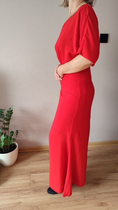 Czerwona piękna sukienka wizytowa