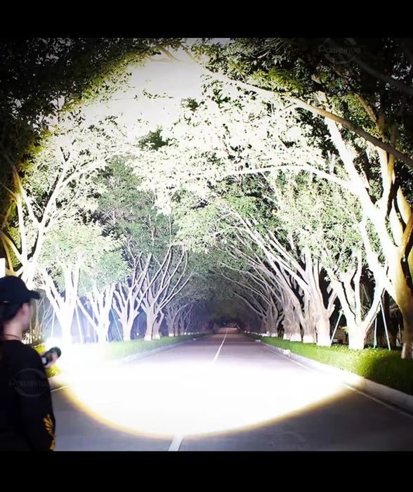 LATARKA TAKTYCZNA o bardzo  dużej mocy .  10000mAH. 3500 m