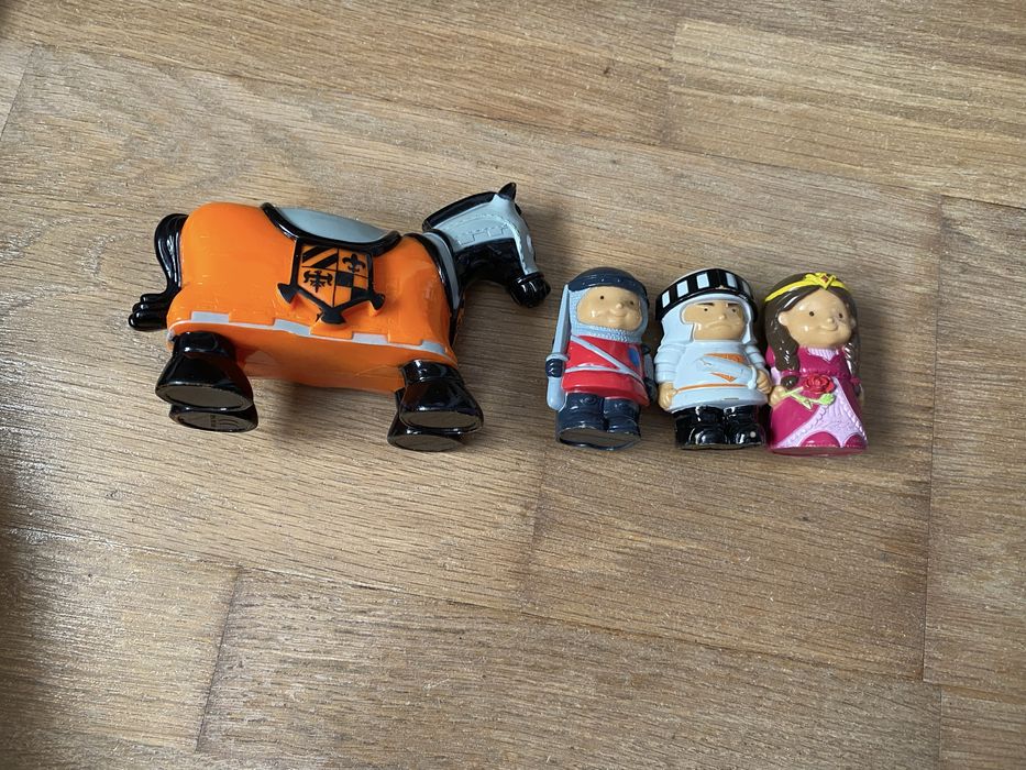 Aprick Action Figures (Lego-Style)64739567120131123