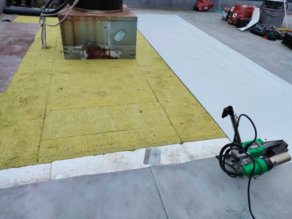 Naprawy przecieków dachu, kominów, po kunie, budowa i remonty dachu