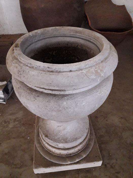 Floreiras em pedra antiga.( 53 cm altura ).