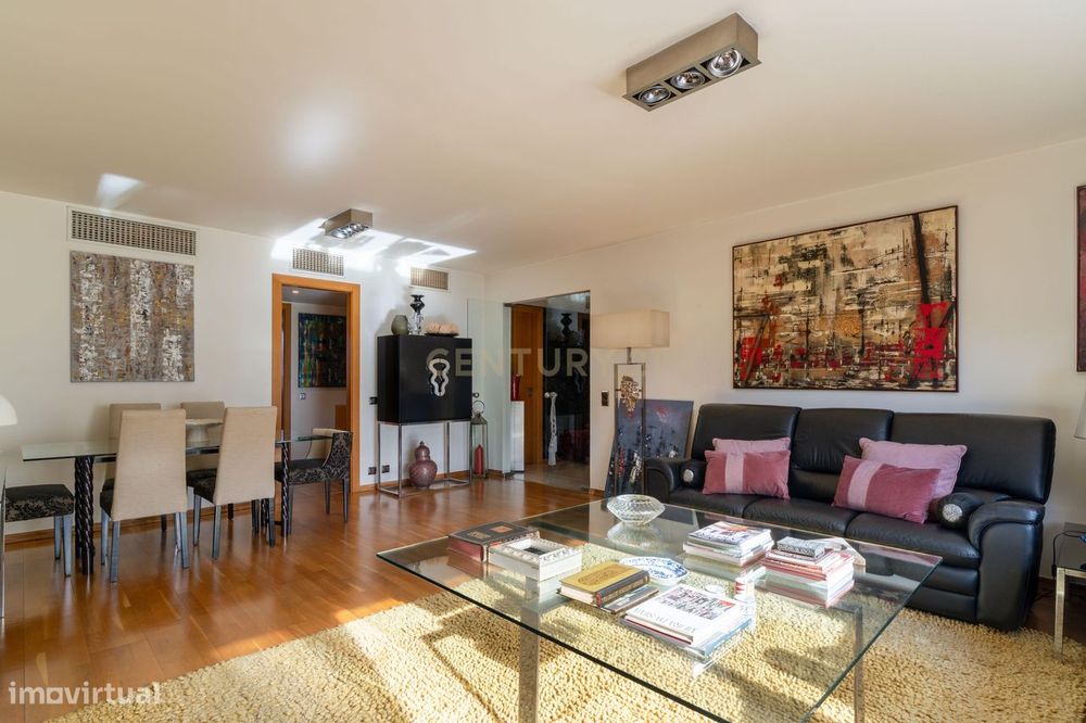 Venda T2 com dois lugares de garagem no Parque das nações