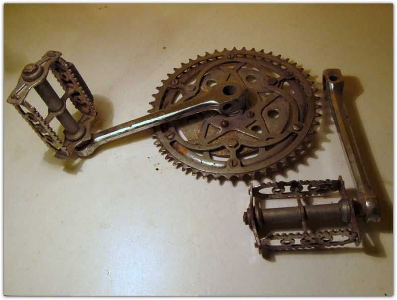 Zabytkowy rowerowy mechanizm korbowy z pedałami NA KLINY okres PRL