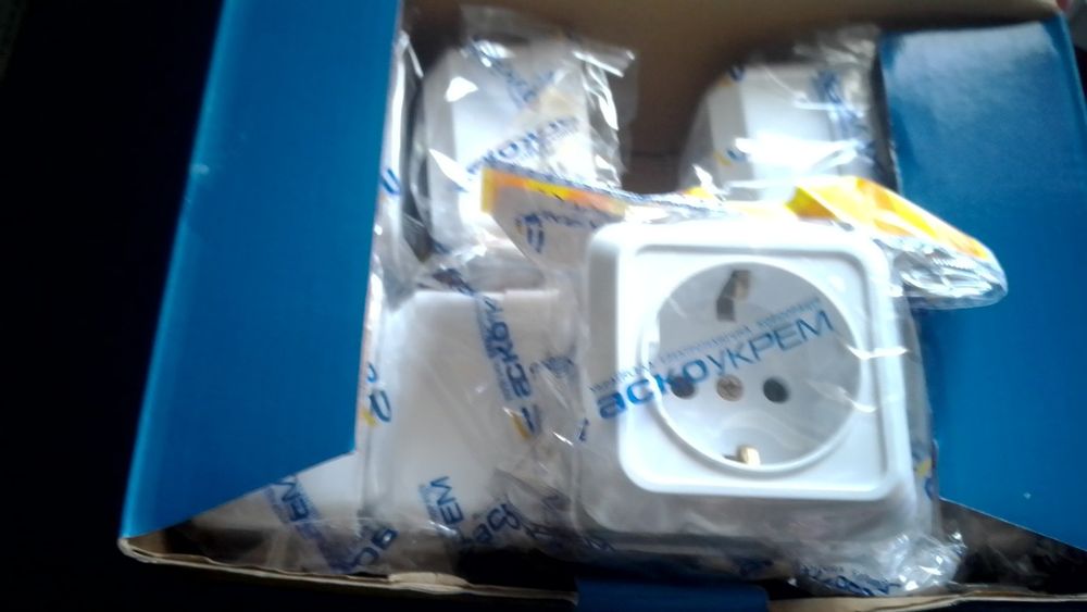 Розетка накладная с заземлением белая