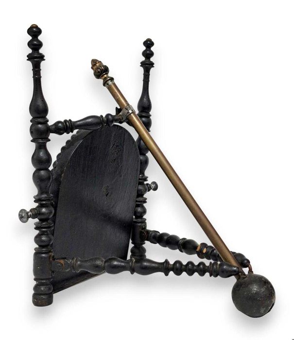 Espelho em madeira, latão e ferro.