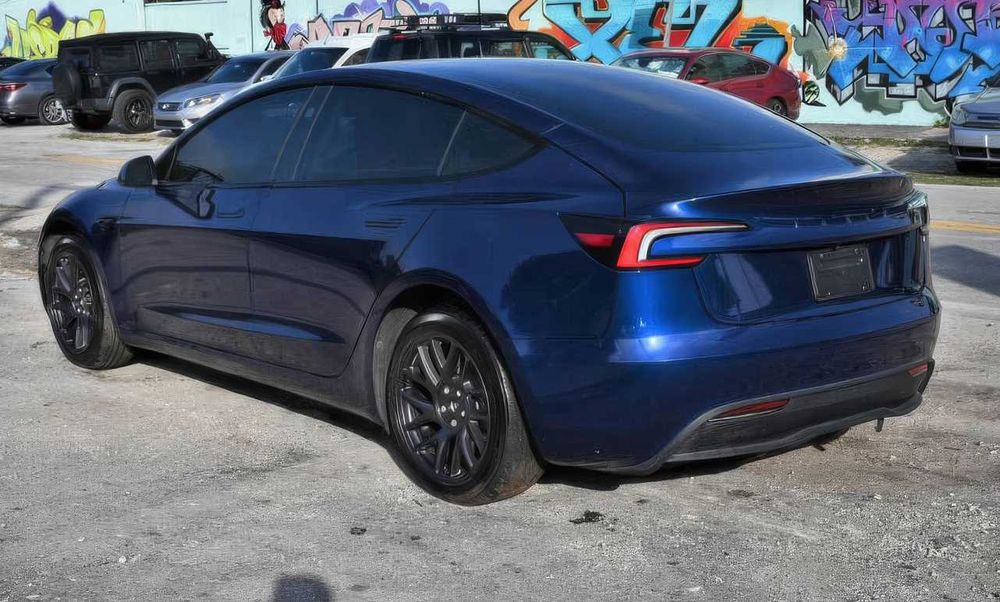 Tesla Model 3 Long Range      2025