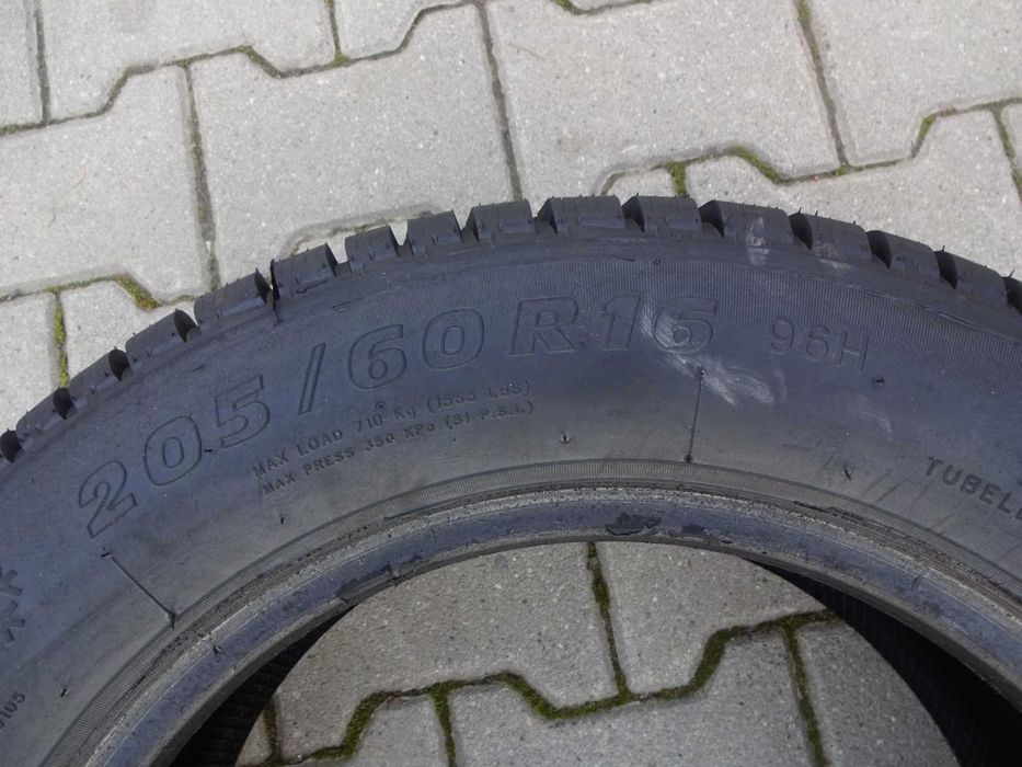 4x Opony Bieżnikowane Zimowe 205/60R16 Nowe