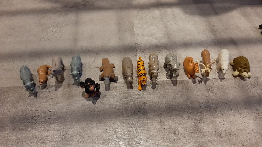 Jajka niespodzianki figurki Kinder suprise misie  Haribo puchatek