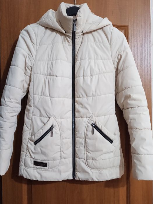 Куртка женская на сентепоне 46 размера с капюшоном.