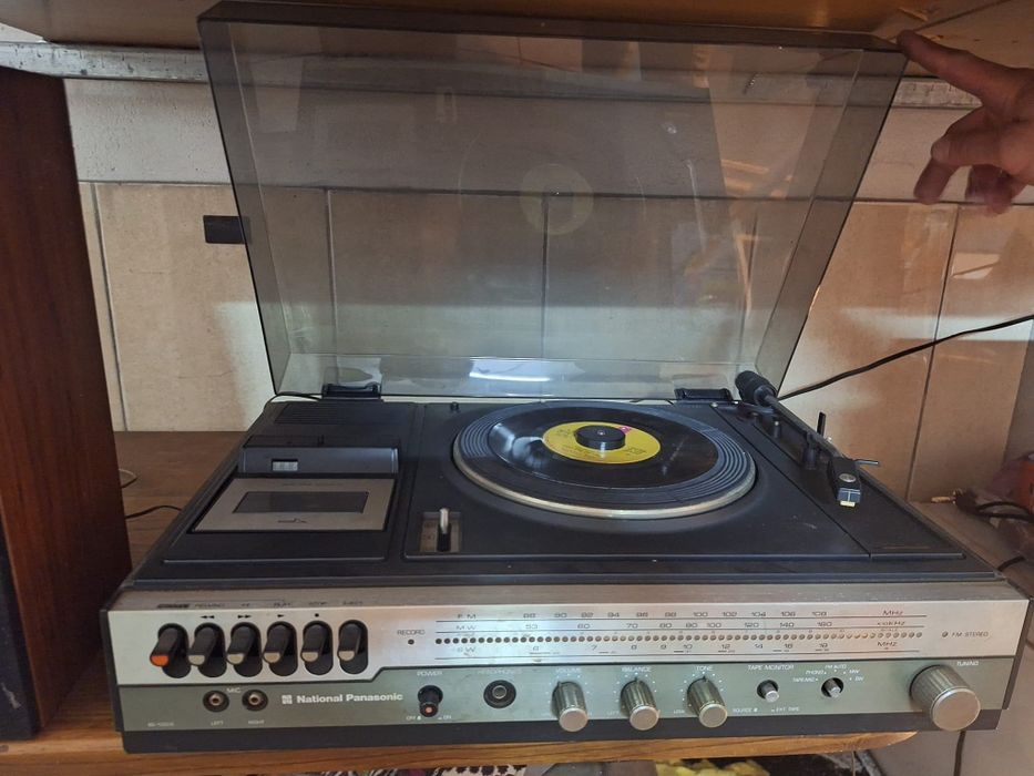 Gira discos com duas colunas e 3 discos . Gira discos a funcionar.64586412321922123