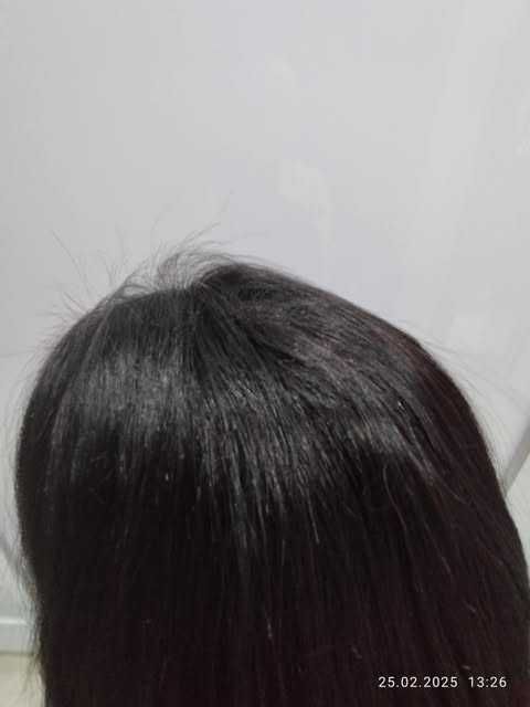 Peruka rozm. M . Włosy jak naturalne, półdługie ,proste. Kolor czarny