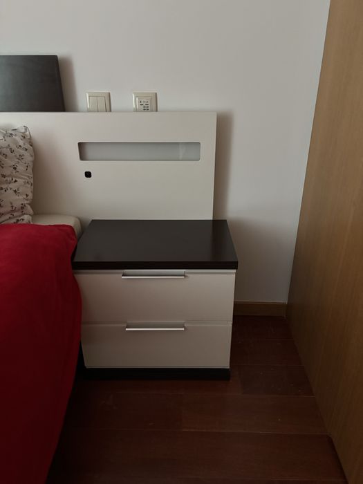 Quarto madeira cabeceira colchao mesas e comoda