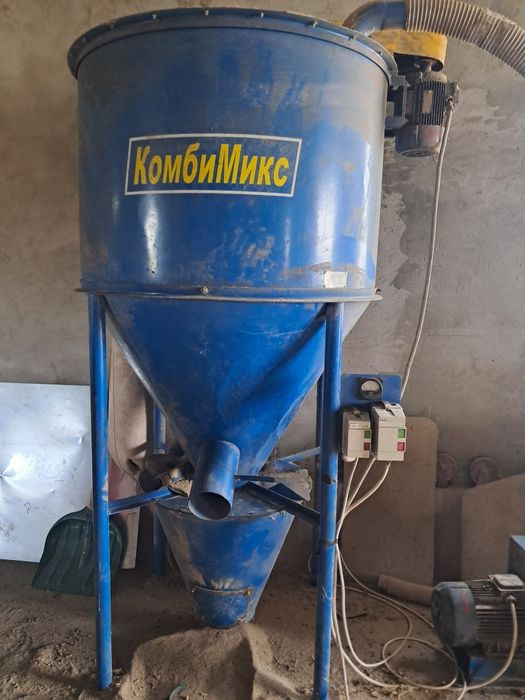 Кормосмеситель.Зернодробилка. Кормозмішувач с дробаркою.Б/У