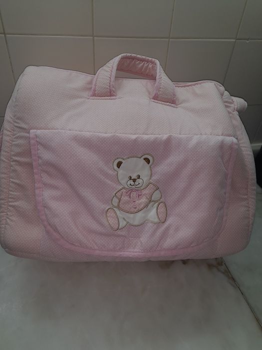 Muda de fraldas rosa bebé com pintas brancas