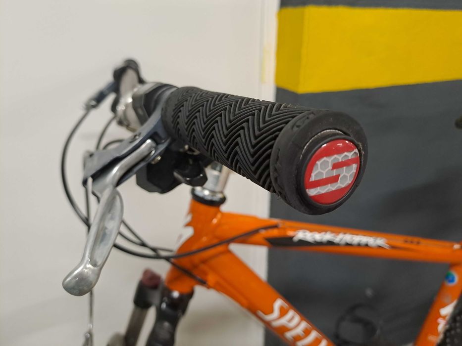 Bicicleta BTT Specialized (revisão e pneus novos)