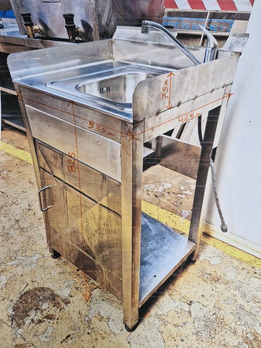 Vendo várias bancadas, frigorificos, e hote apanha fumos inox em boas condições.