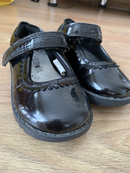 Лаковані туфлі на дівчинку