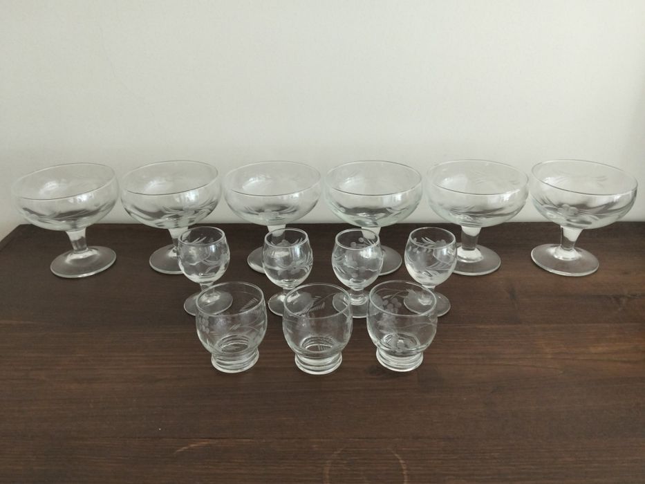 Copos com pé, com gravação muito delicada, antigos, estilo vintage