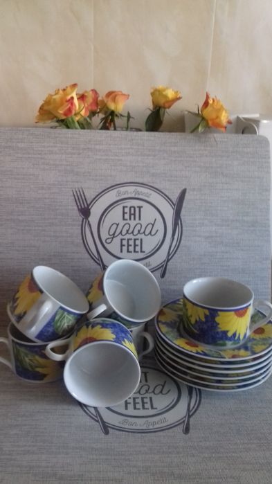 Łyżeczki oraz filiżanki ze spodkami