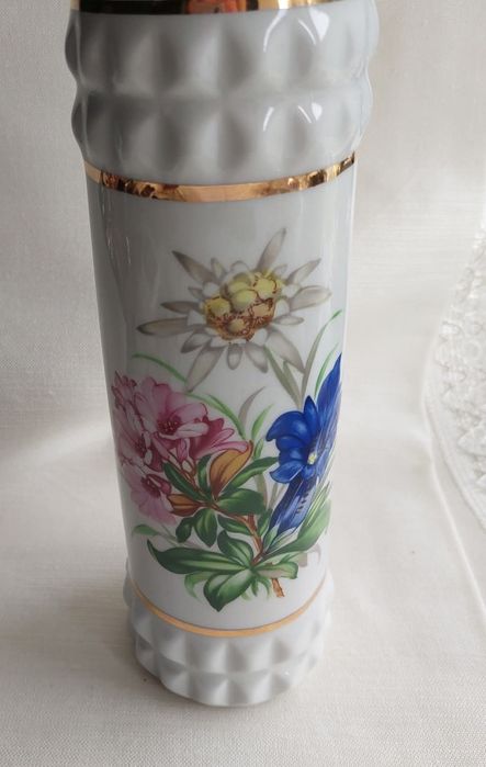 Smukły, wysoki wazon Arzberg. Biała porcelana, zdobiona kwiatami i del