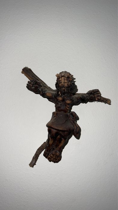 Cristo de cerâmica em tronco natural