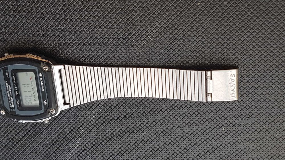 Zabytkowy zegarek cyfrowy Sanyo Alarm Chrono z lat 80.