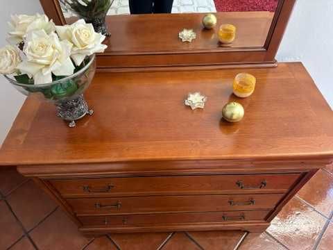 Quarto completo - Cama, Comoda, 2 mesas cabeceira, Roupeiro e Cadeirão