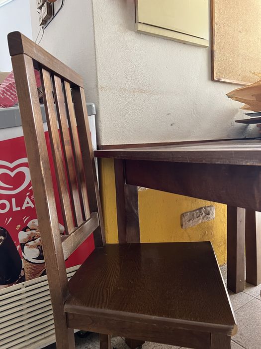 Mesas e cadeiras de madeira