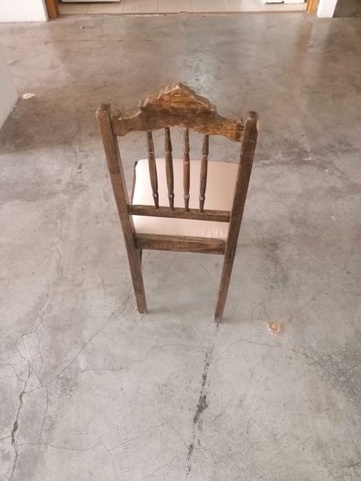 Cadeiras para mesa de refeiçẽs em madeira maciça