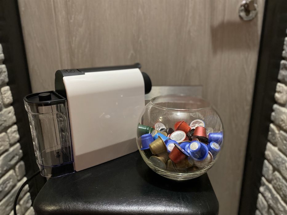 Продам капсульную кофемашину формата Nespresso белая / красная