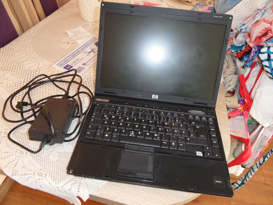 Komputer HP czarny z zasilaczem ,myszką i torbą do pakowania
